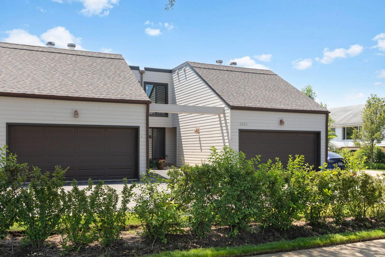 1501 Topp Ln. #E, Glenview, IL 60025