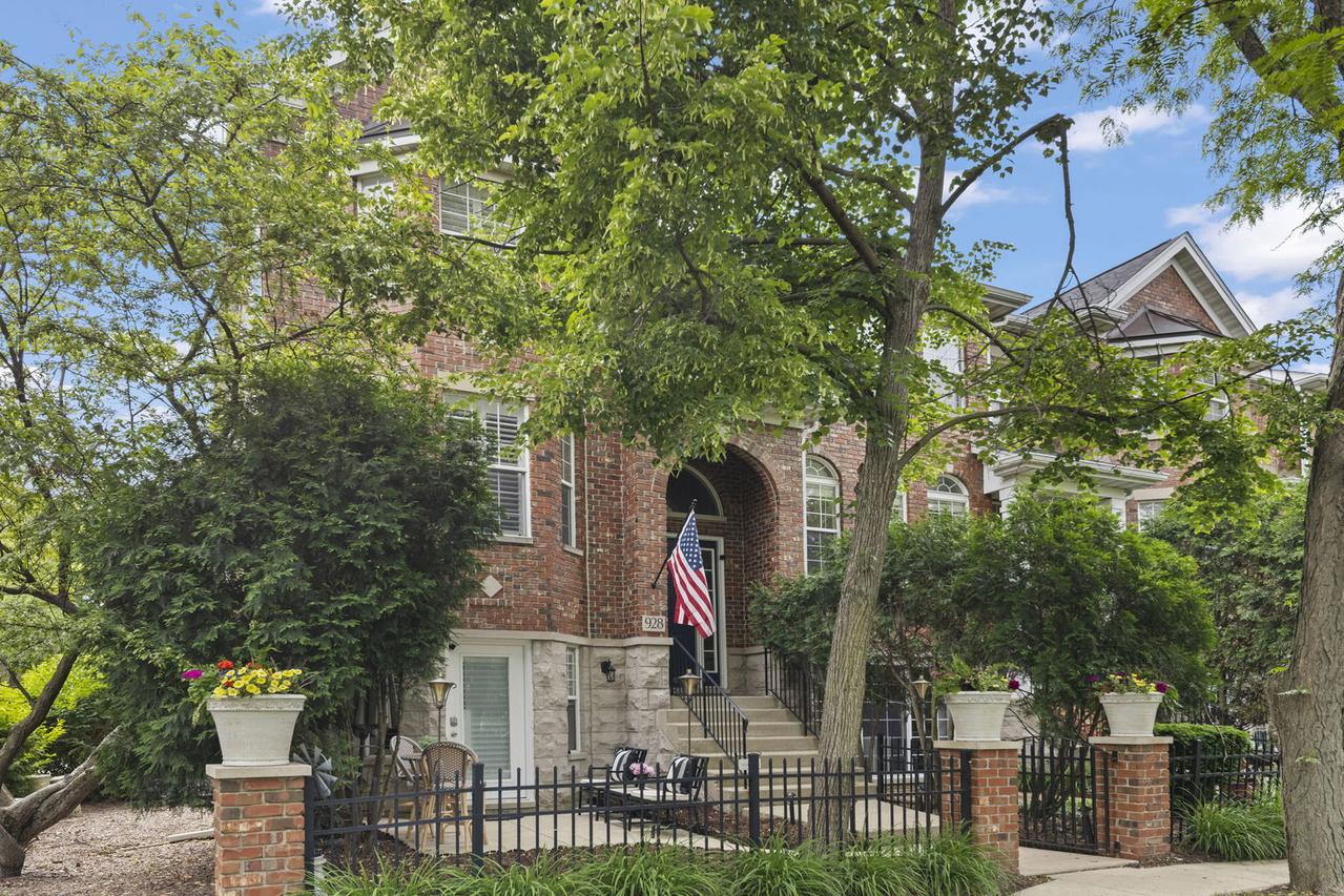 928 Shandrew Dr., Naperville, IL 60540