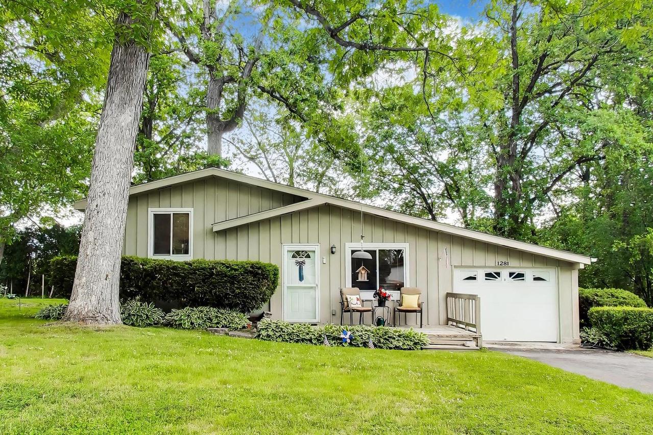 1281 Banbury Rd., Mundelein, IL 60060