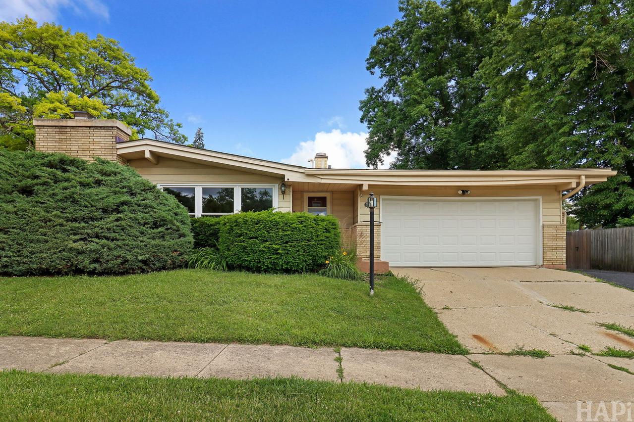 2400 Hyde Park Ave., Waukegan, IL 60085