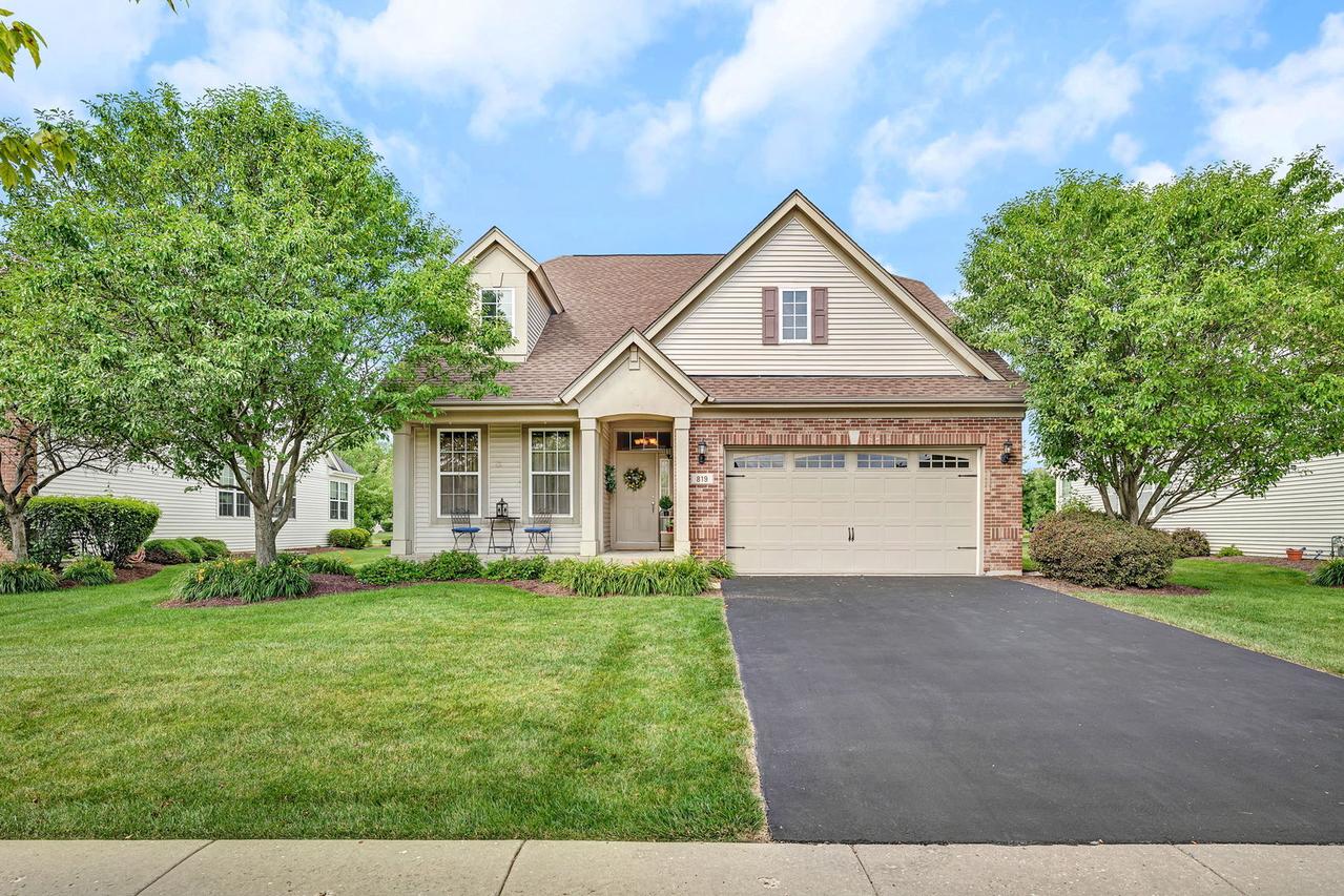 819 Canton Dr., Oswego, IL 60543