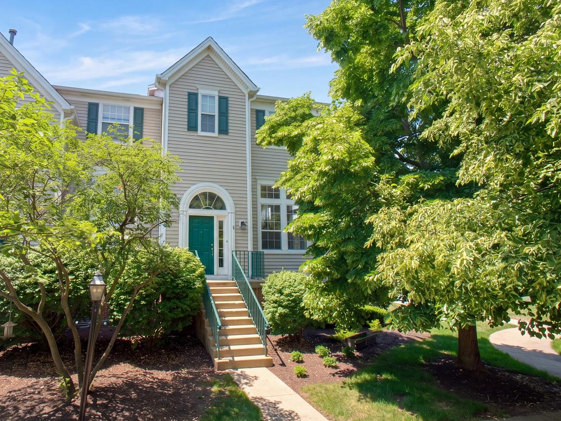 2443 Courtyard Cir. #1, Aurora, IL 60506