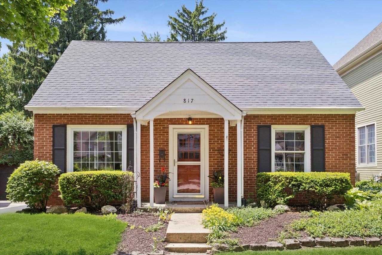 817 N Eagle St., Naperville, IL 60563