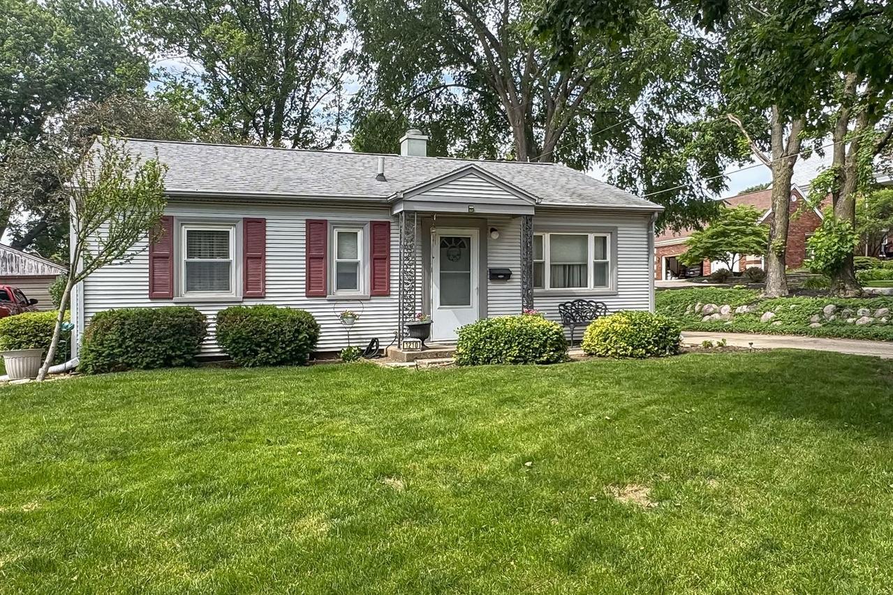 1210 Greenlawn Dr., Bloomington, IL 61701