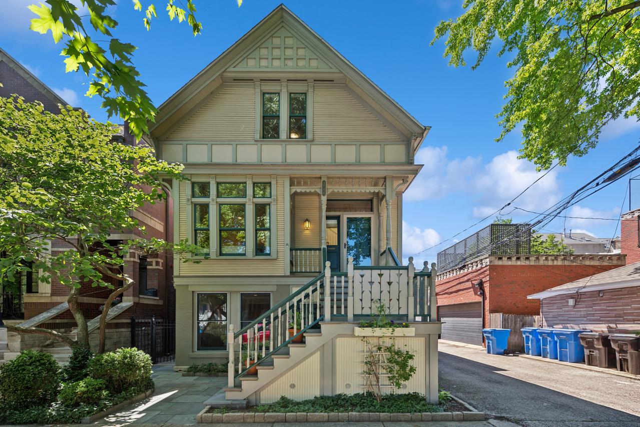3744 N Bosworth Ave., Chicago, IL 60613