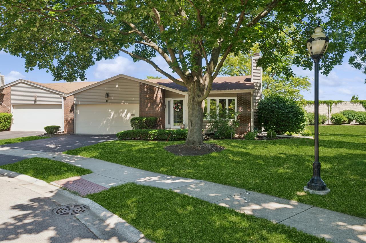12 Pebblewood Tr., Naperville, IL 60563
