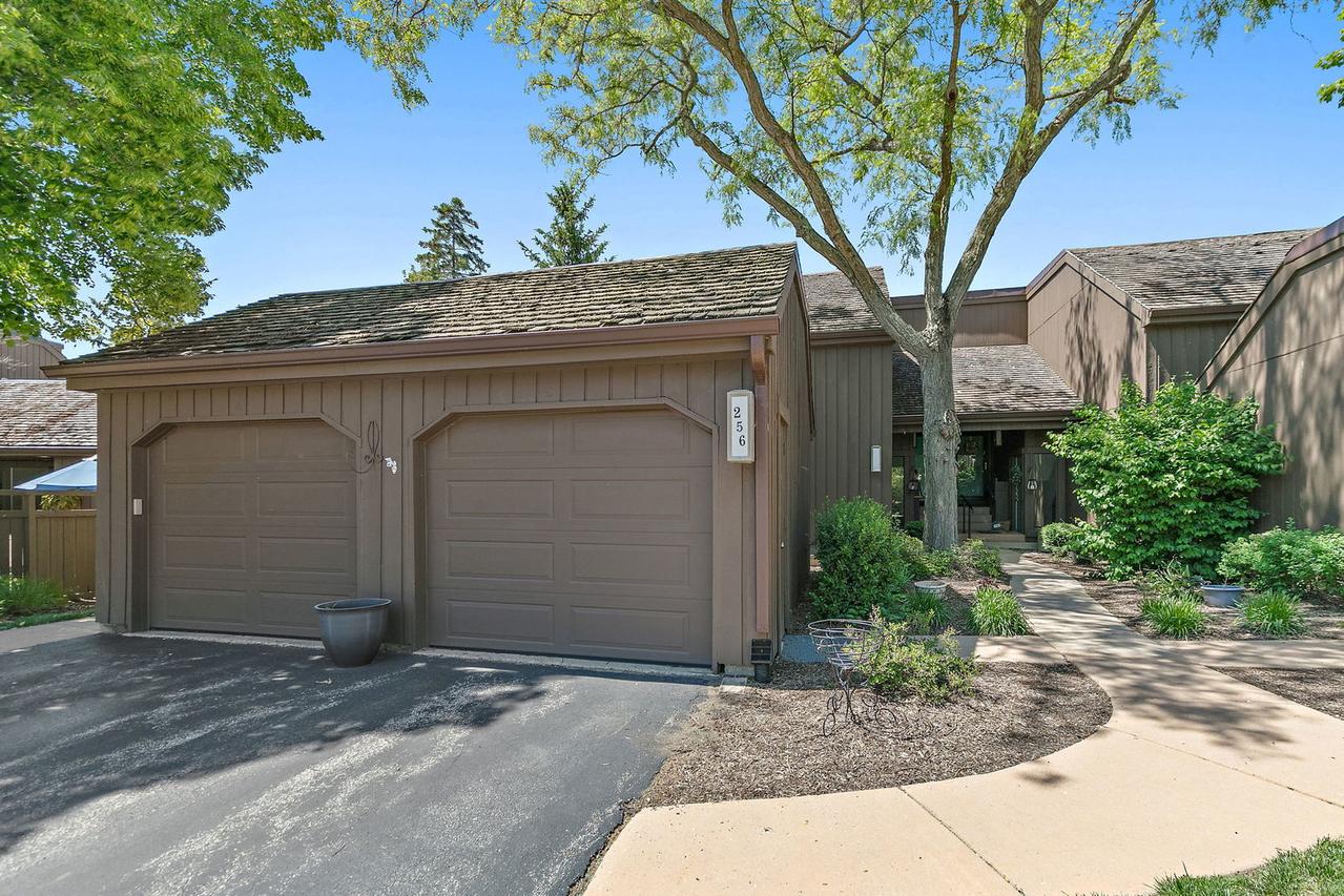 256 Thornhill Ln. #C, Lake Barrington, IL 60010