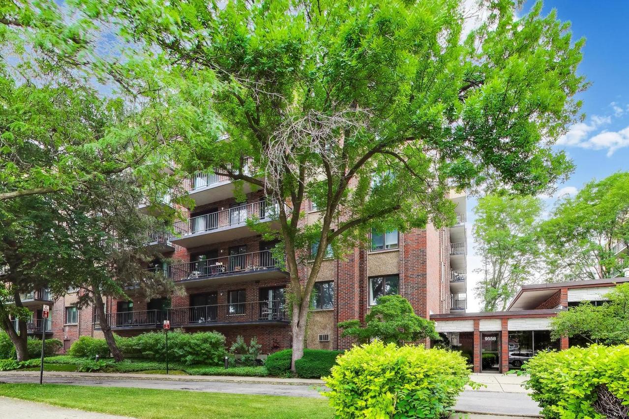 9558 Gross Point Rd. #A605, Skokie, IL 60076