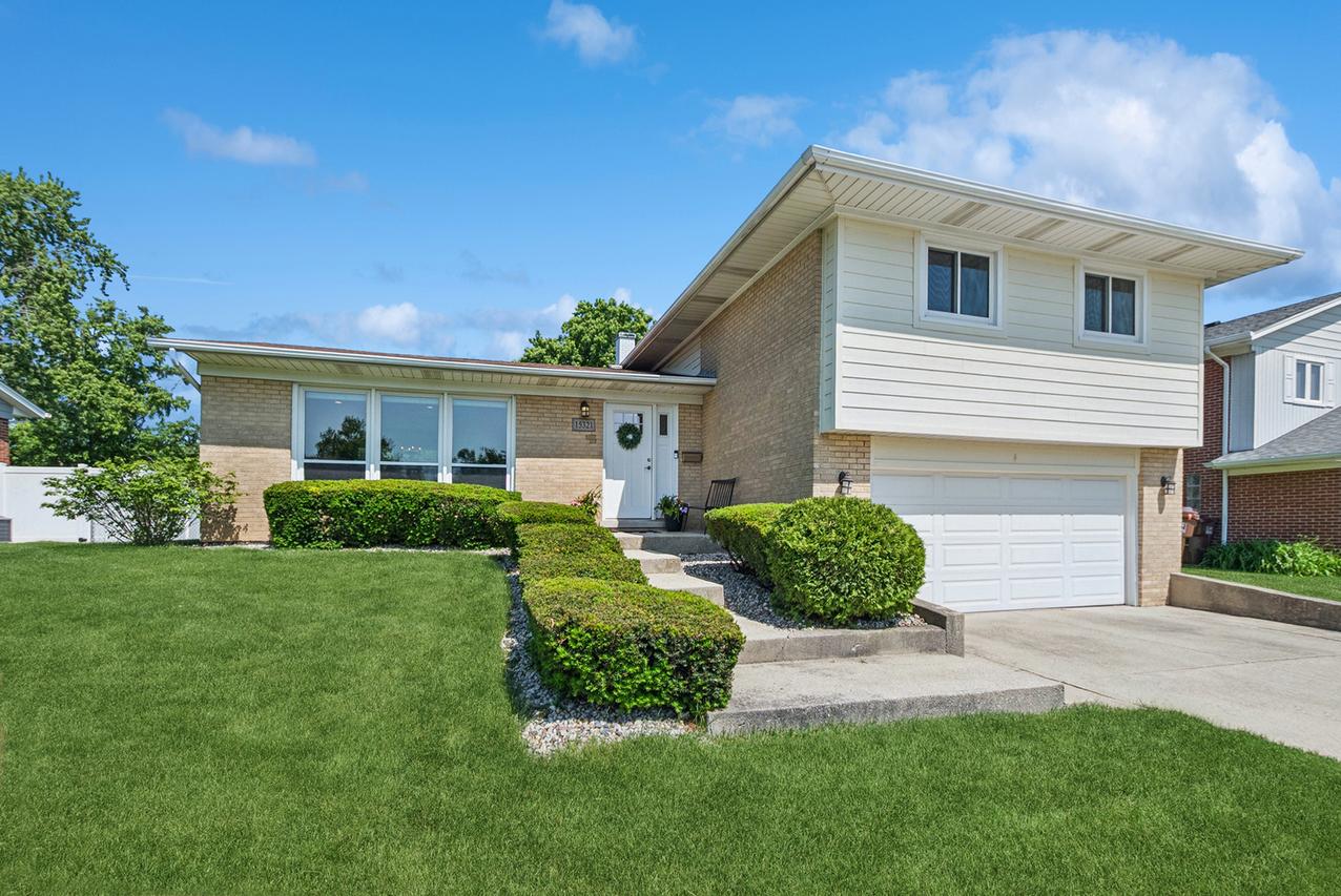 15321 Oak Rd., Oak Forest, IL 60452