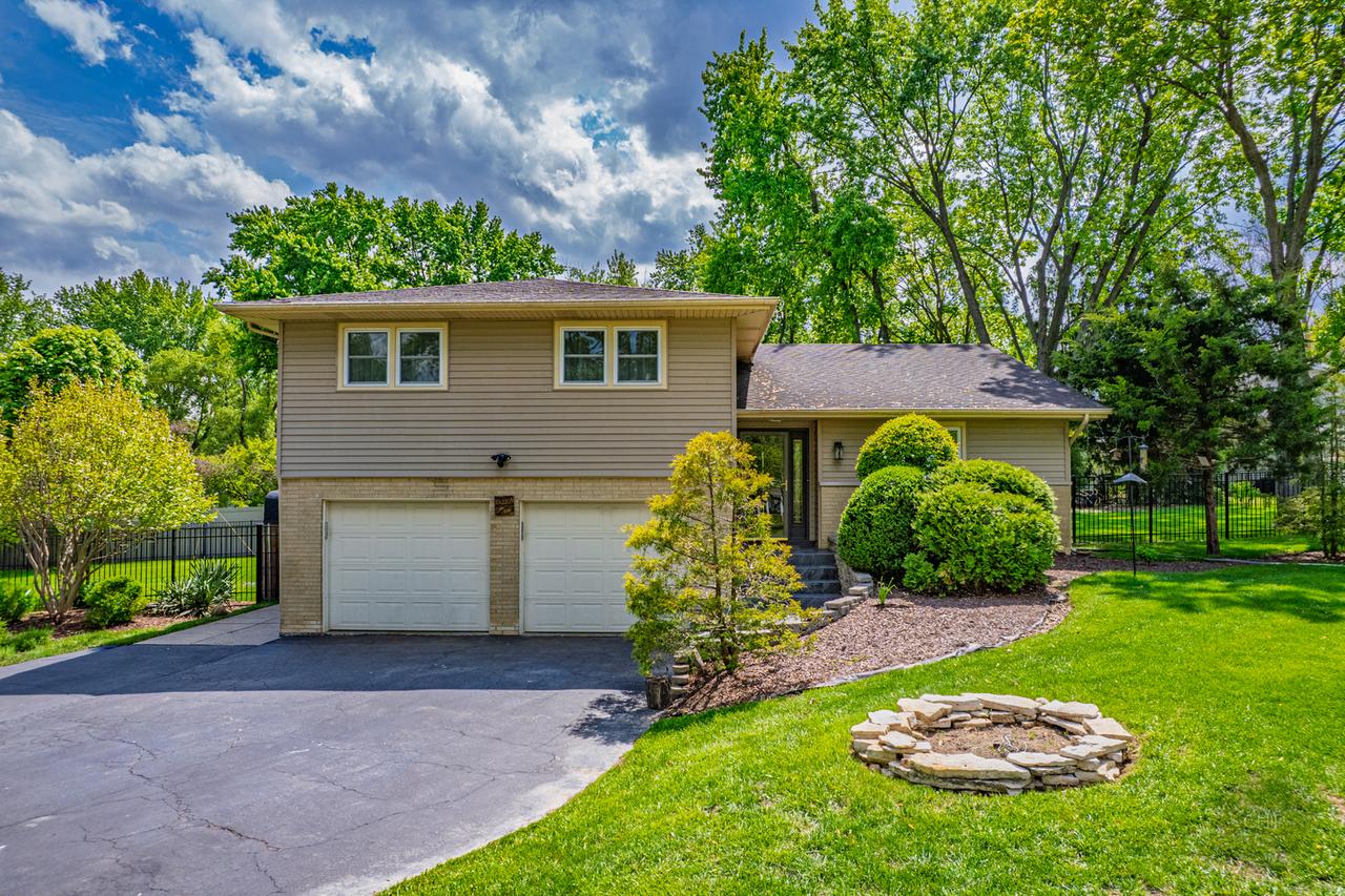 10S220 Alan Rd., Naperville, IL 60564