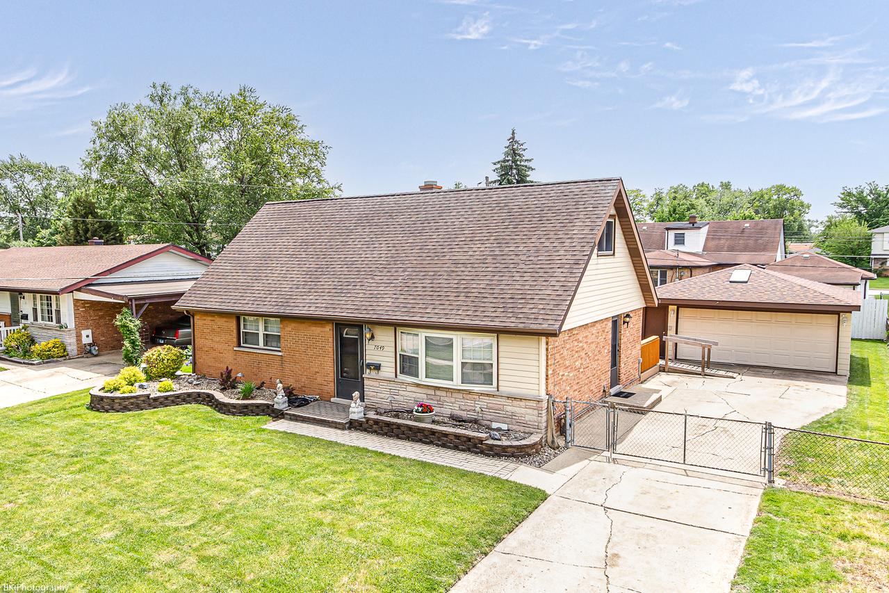 7049 W 91 St., Bridgeview, IL 60455