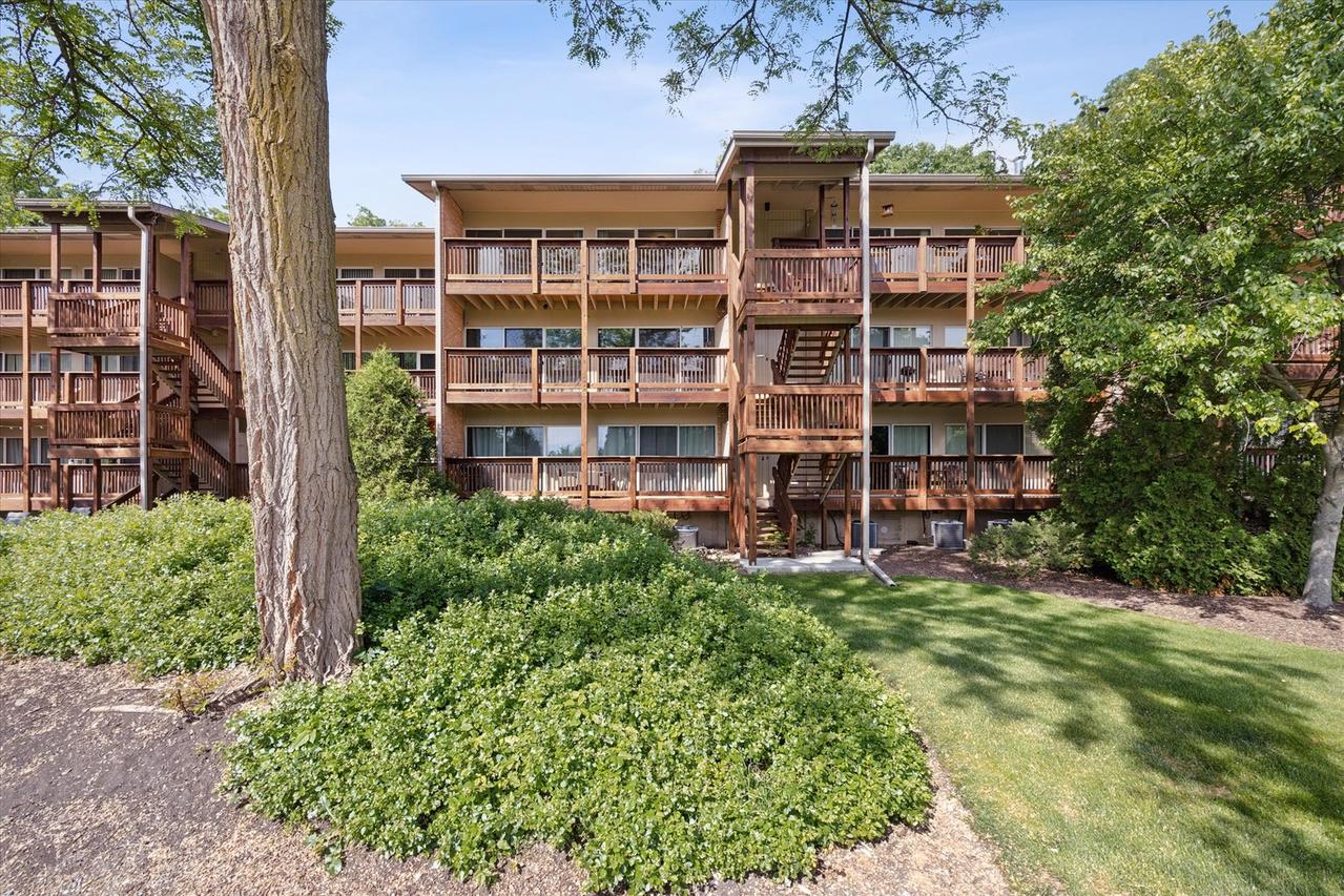 5852 Forest View Rd. #F, Lisle, IL 60532