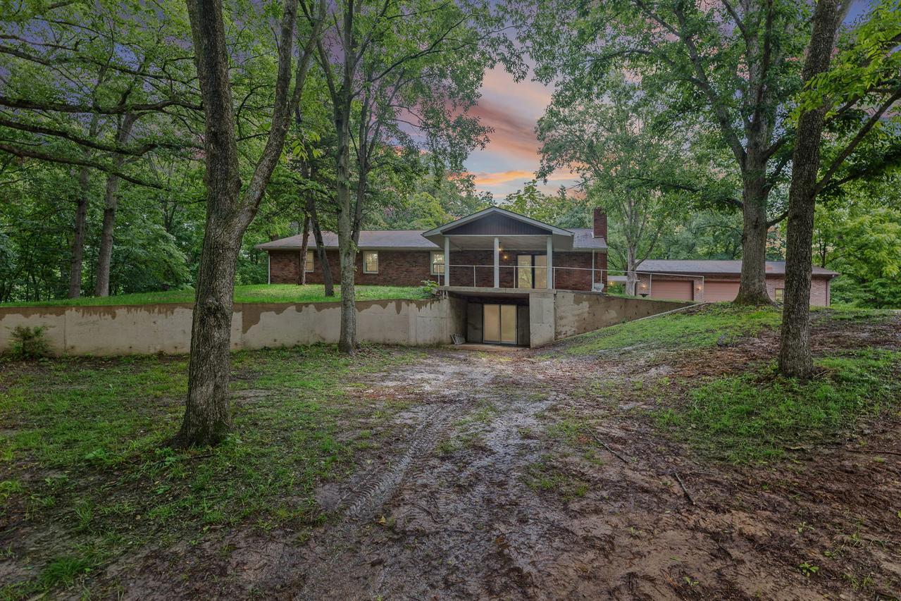 414 Gilliland Rd., Walnut Hill, IL 62893