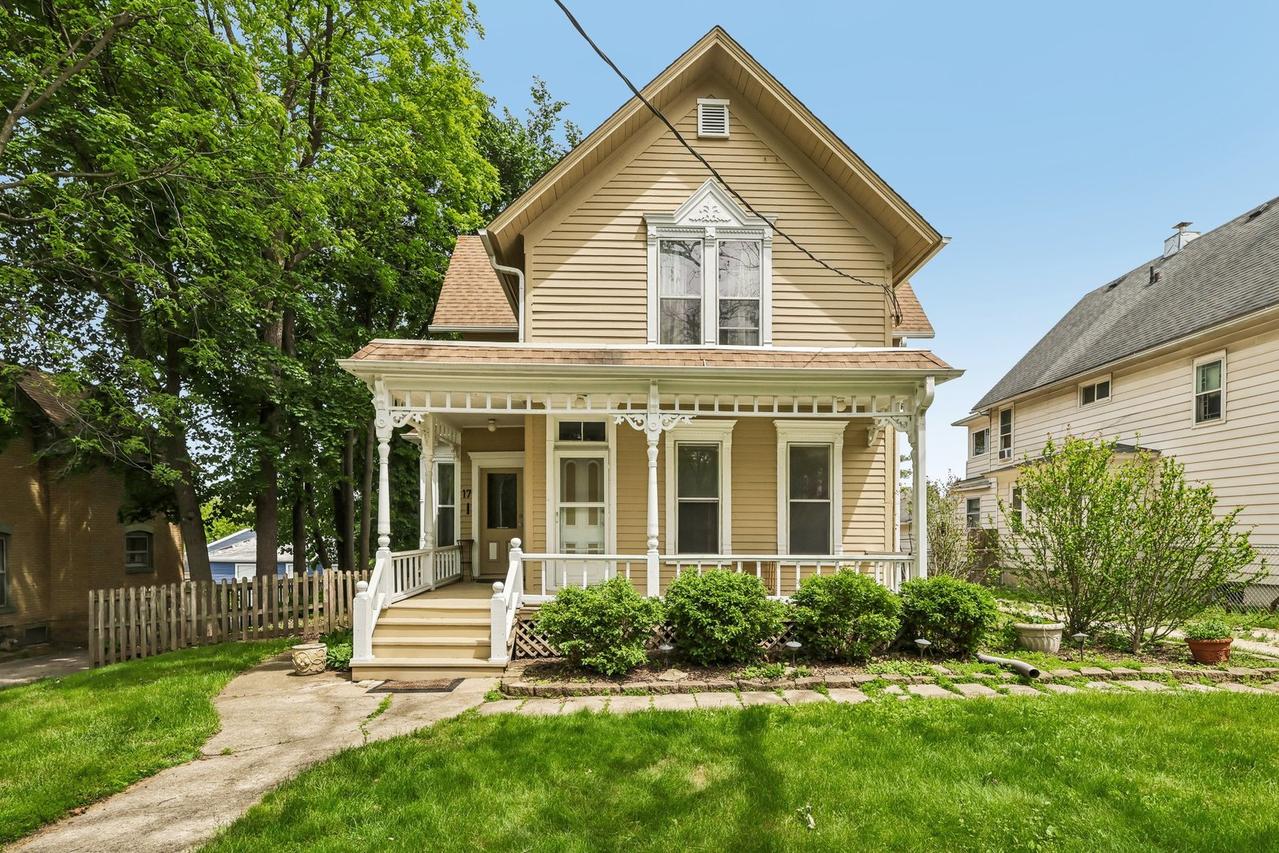 17 S Liberty St., Elgin, IL 60120