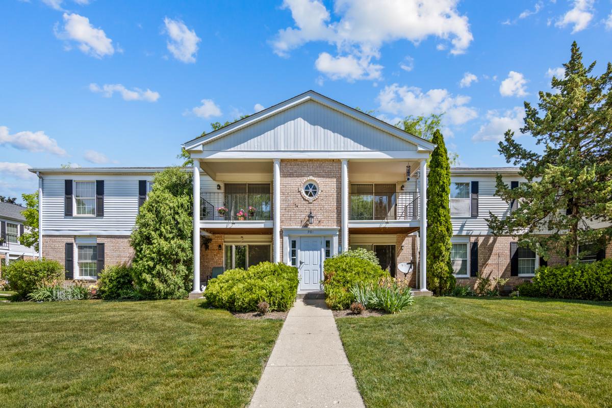 981 Golf Course Rd. #3, Crystal Lake, IL 60014
