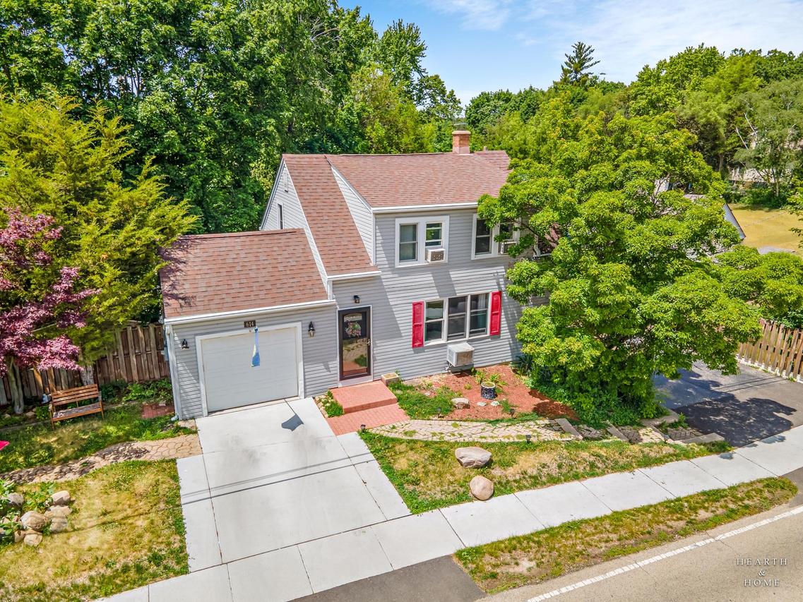 614 Algonquin Rd., Fox River Grove, IL 60021