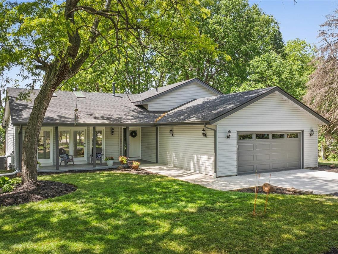 11602 Bend River Rd., Roscoe, IL 61073