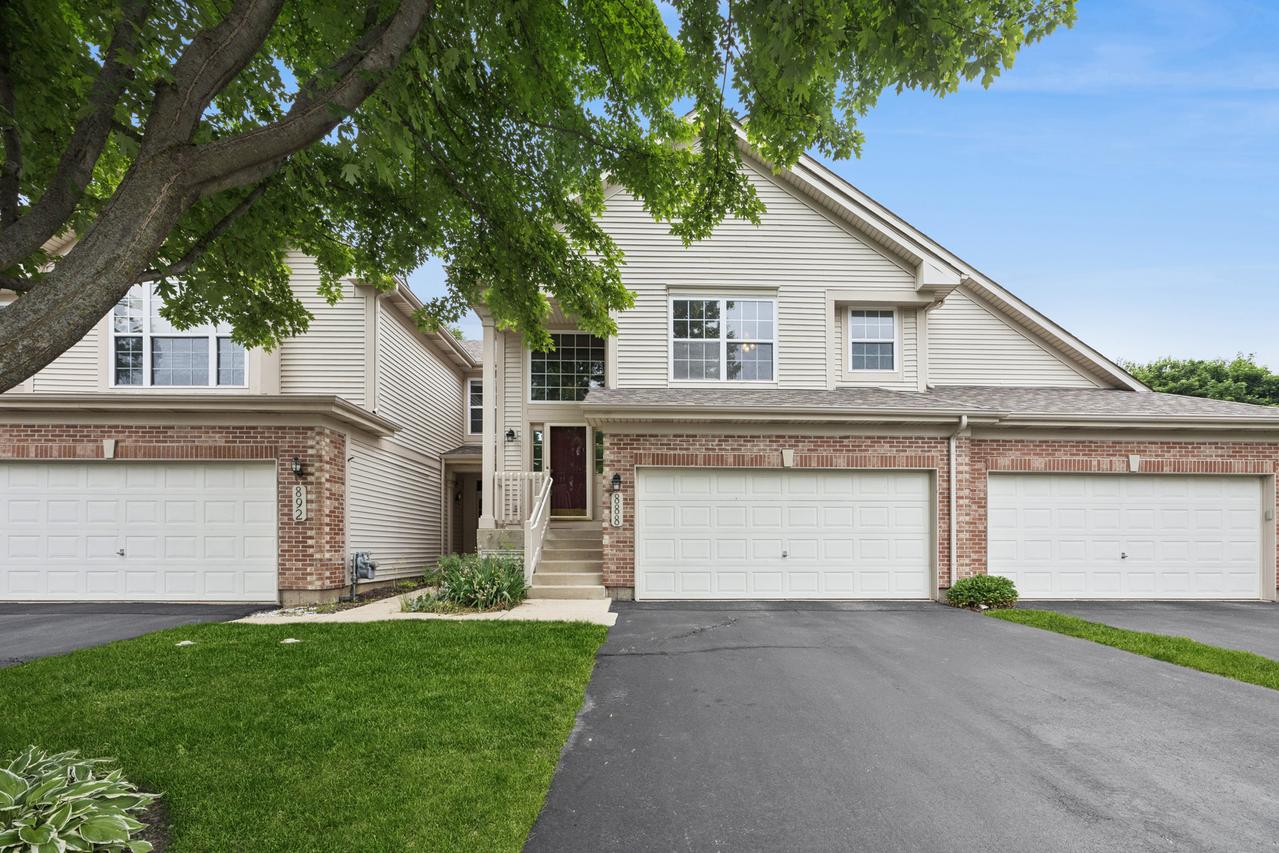 888 Riding Ln., St. Charles, IL 60174