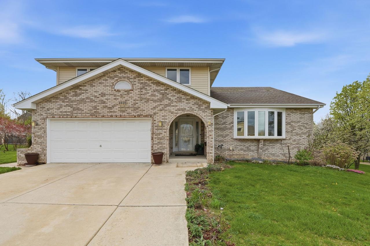 8920 Emerald Ct., Hickory Hills, IL 60457