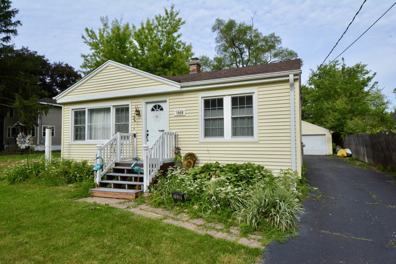 1028 West Dr., South Elgin, IL 60177