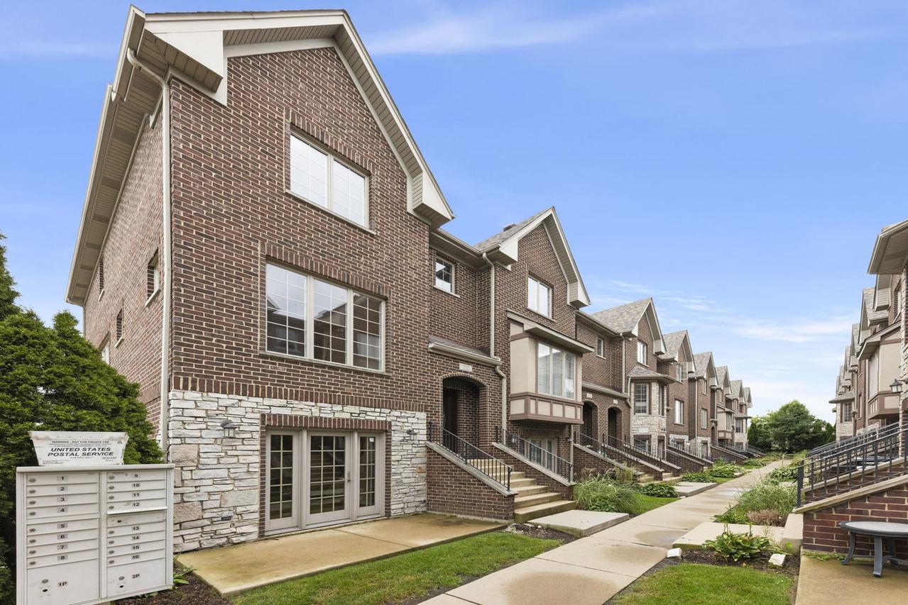 9521 Shields Ave., Brookfield, IL 60513