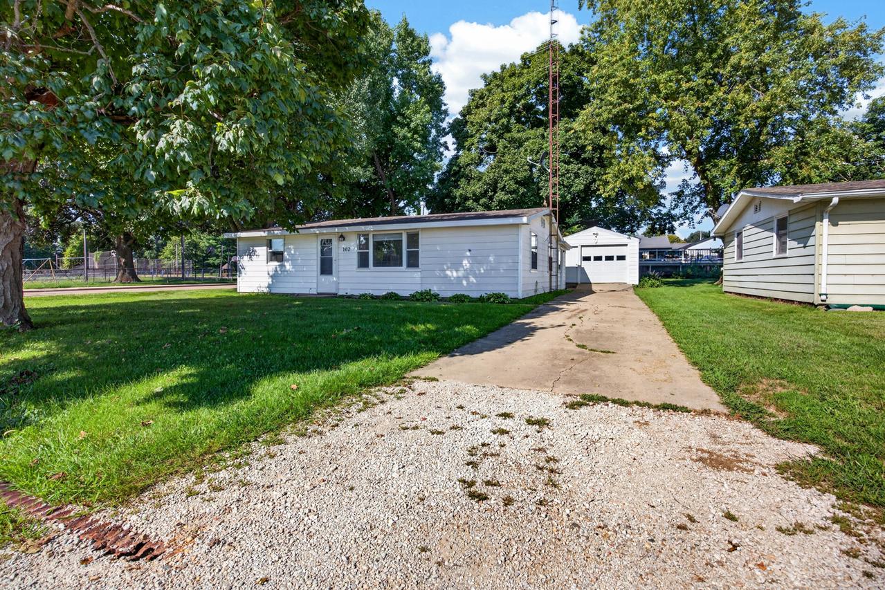 102 N Woodlawn St., Downs, IL 61736