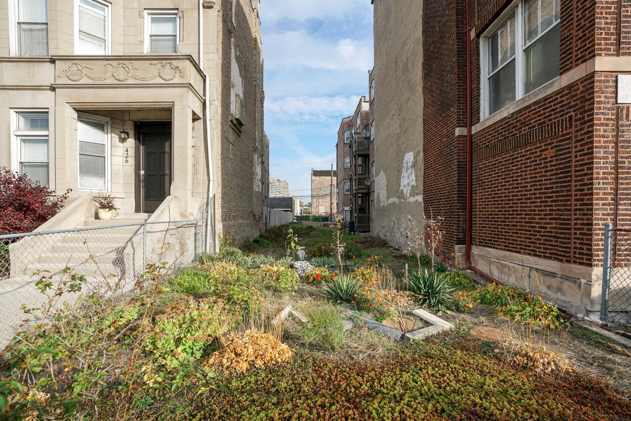 428 E 44th St., Chicago, IL 60653