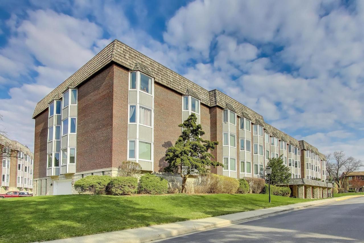 400 Ascot Dr. #1M, Park Ridge, IL 60068