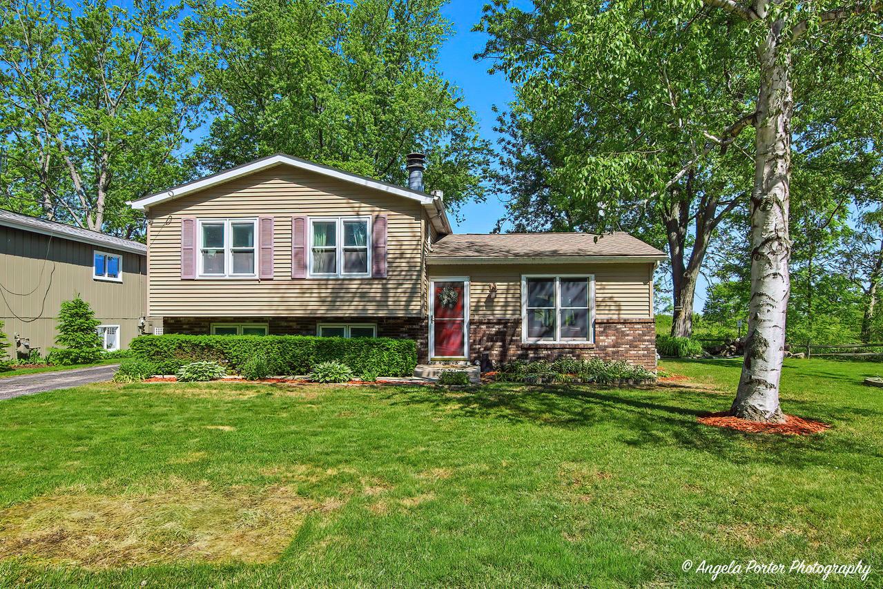 12 Sunshine Ave., Third Lake, IL 60030