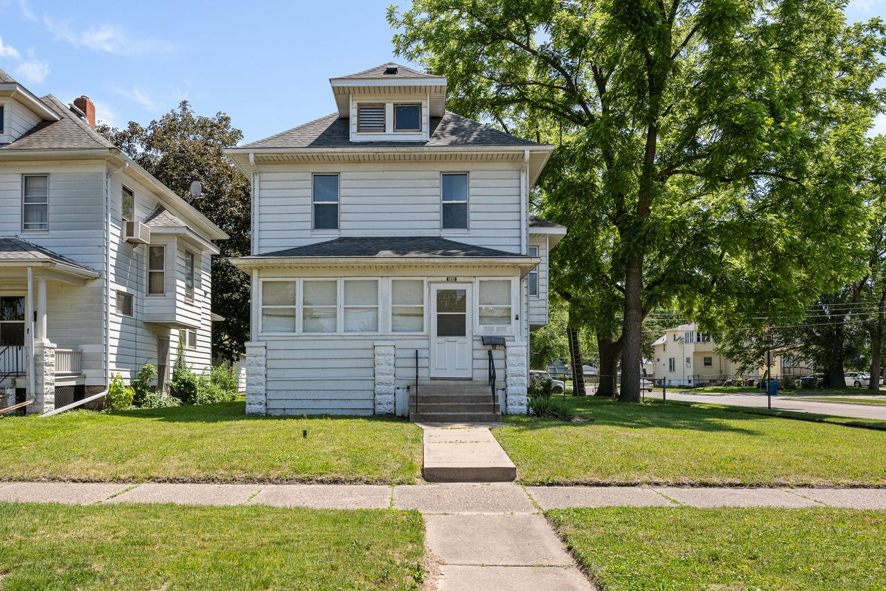 204 15th Ave., East Moline, IL 61244
