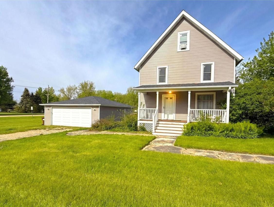 240 Maple St., Paw Paw, IL 61353