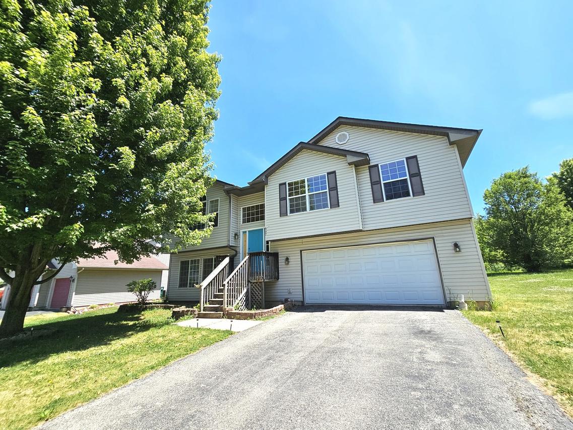 407 Staffordshire Dr., Poplar Grove, IL 61065