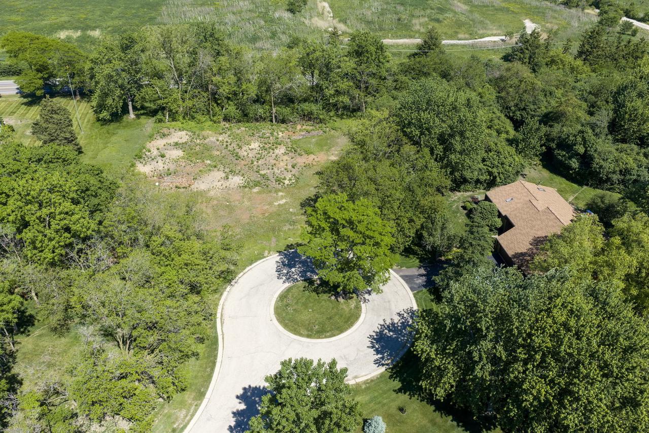 1 High Point Cir., Hawthorn Woods, IL 60047