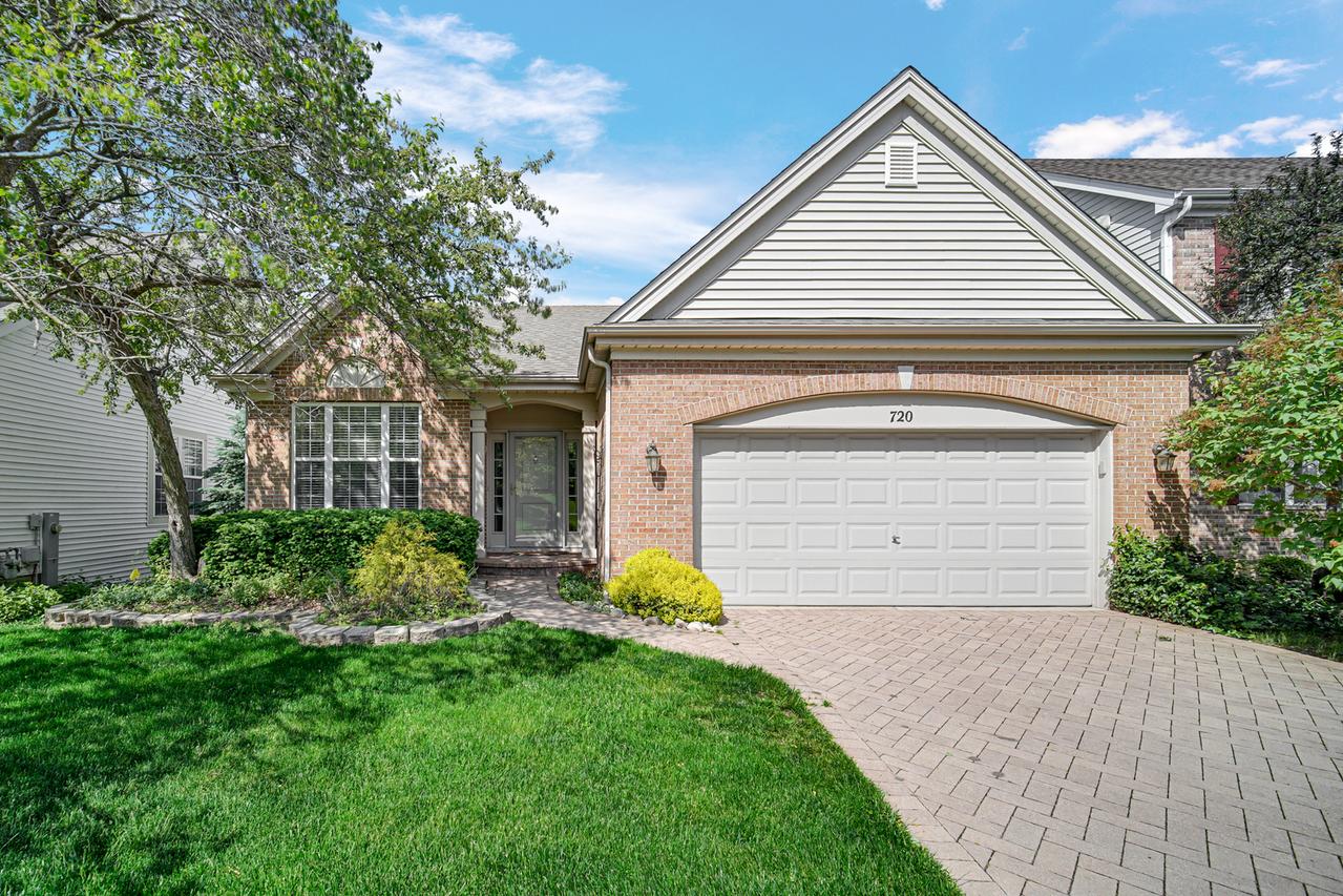 720 Viewpointe Dr., St. Charles, IL 60174