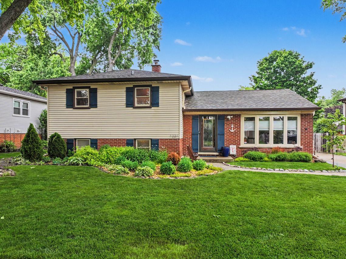 1331 N Indigo Dr., Mount Prospect, IL 60056