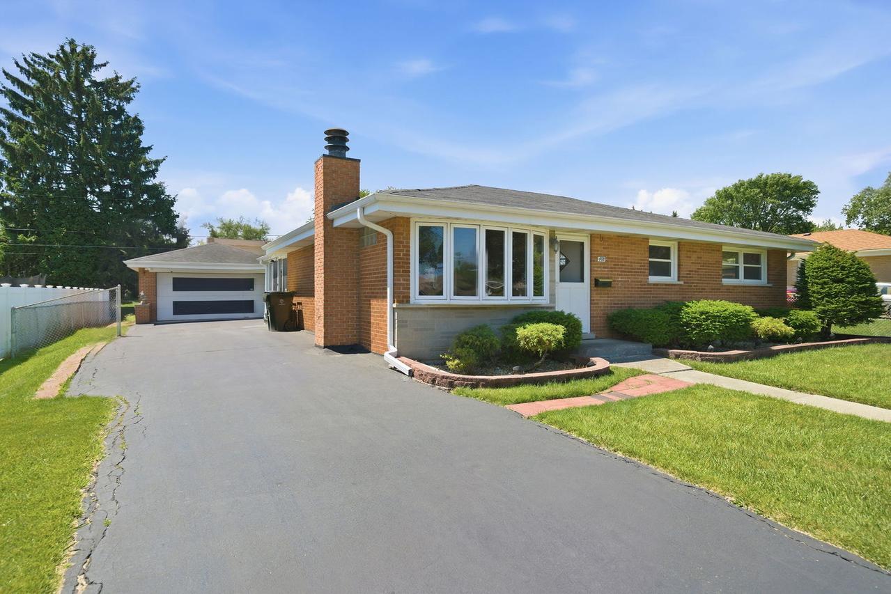 498 Gilbert Dr., Wood Dale, IL 60191