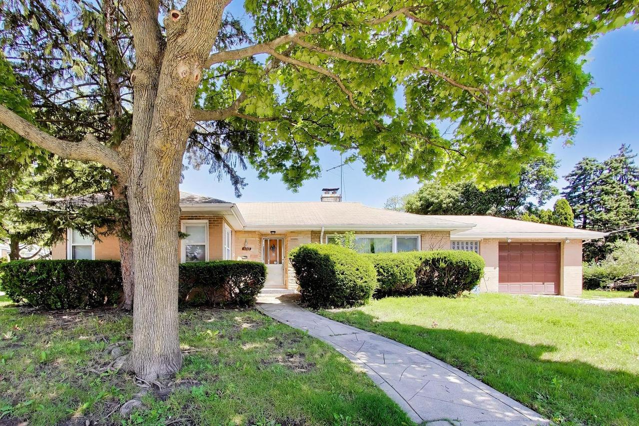 3360 W Arthur Ave., Lincolnwood, IL 60712