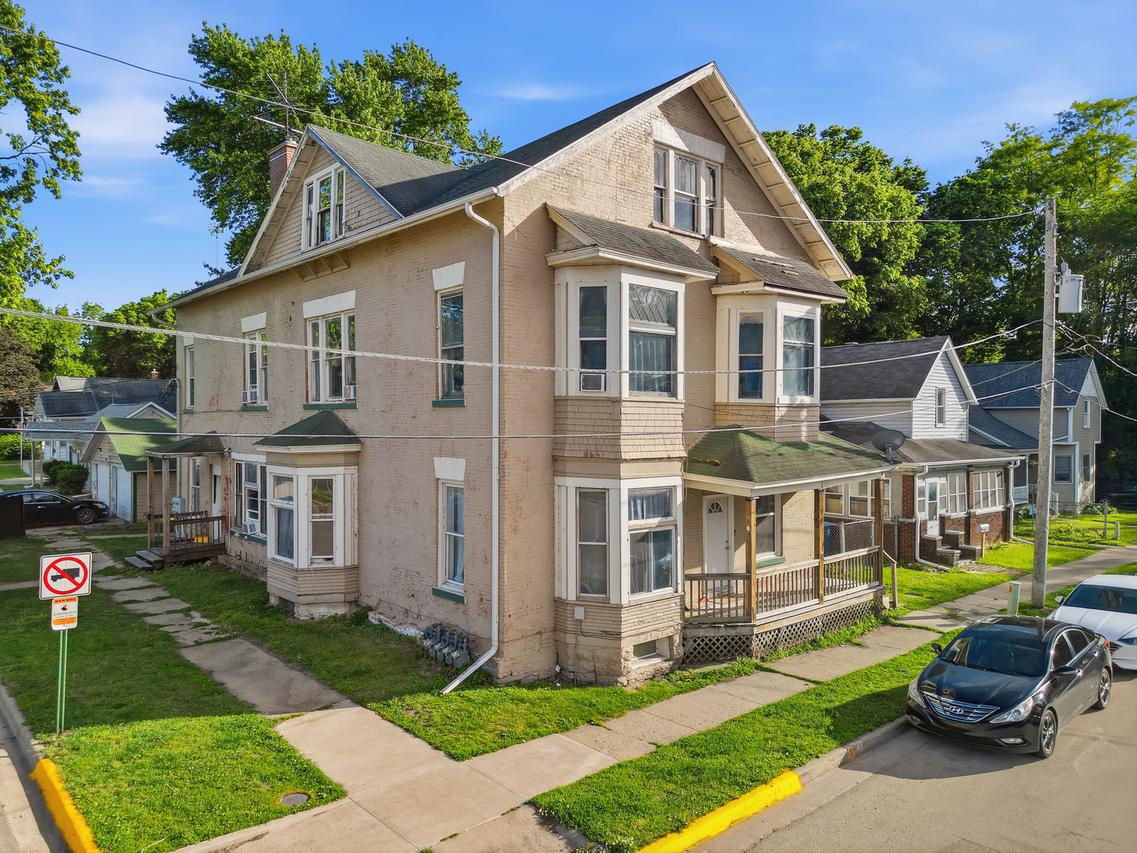 305 Monroe Ave., Dixon, IL 61021