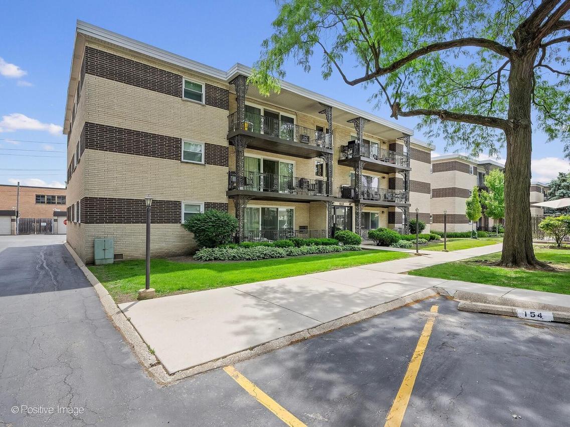 925 8th Ave. #4, La Grange, IL 60525