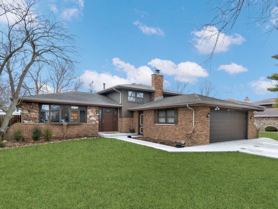10732 S Meadow Ln., Palos Hills, IL 60465