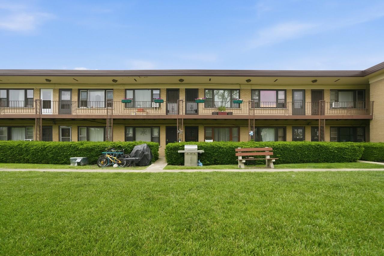 15 King Arthur Ct. #7, Northlake, IL 60164