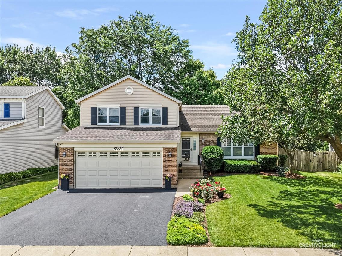 5S652 Hummingbird Ln., Naperville, IL 60540
