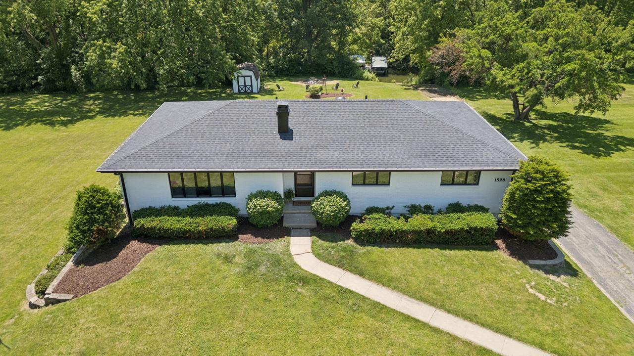 1598 Lake Holiday Dr., Lake Holiday, IL 60548