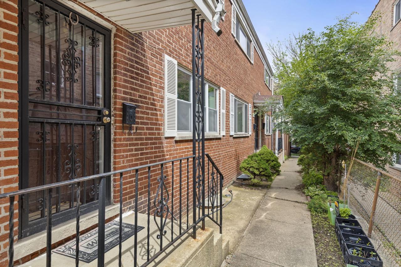 1727 W Estes Ave. #C, Chicago, IL 60626