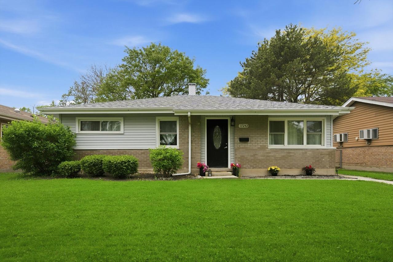 17242 Community St., Lansing, IL 60438