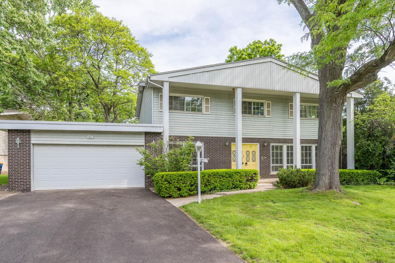 1227 Lynn Ter., Highland Park, IL 60035