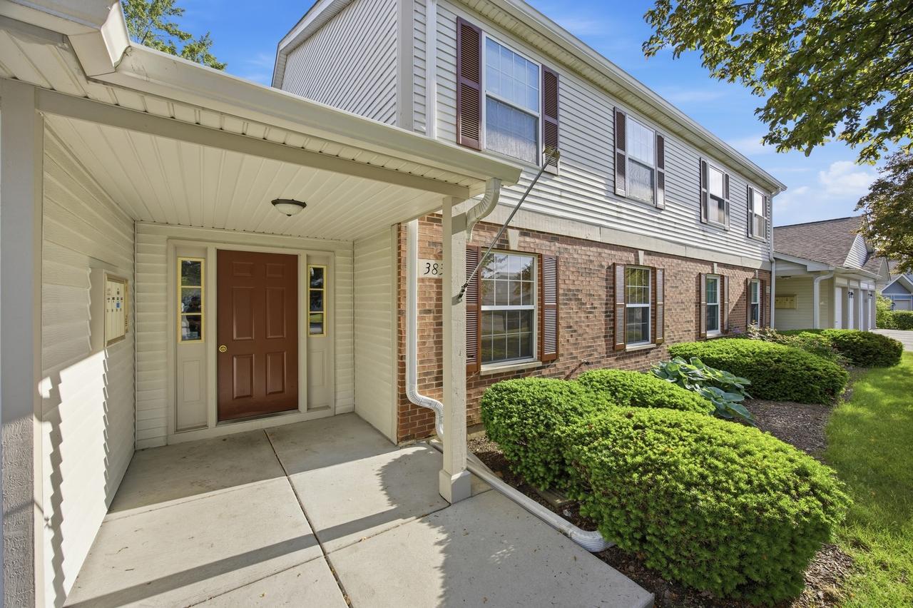 383 Woodview Cir. #A, Elgin, IL 60120