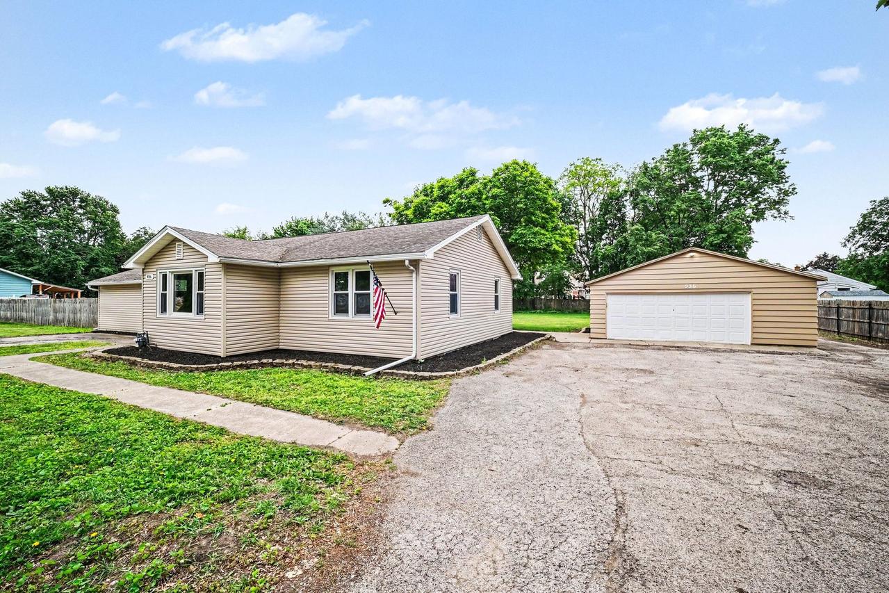 936 Old Indian Tr., Aurora, IL 60506