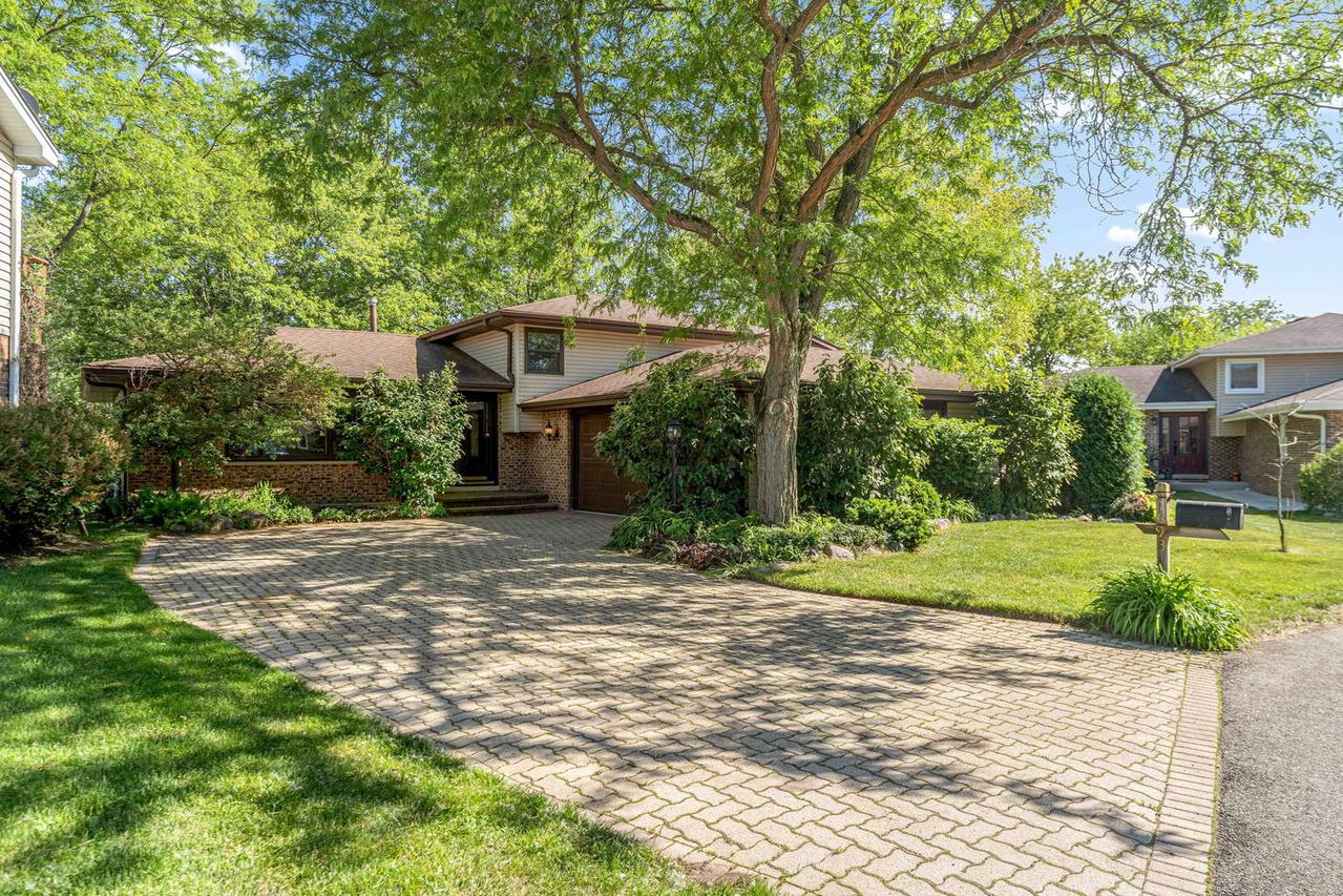 1093 Poplar Ct., Lake Zurich, IL 60047