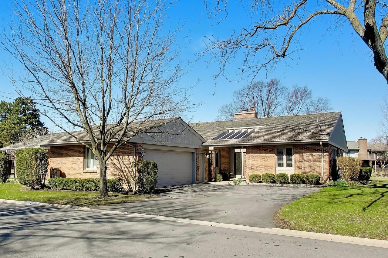 107 Briarwood Ln., Oak Brook, IL 60523